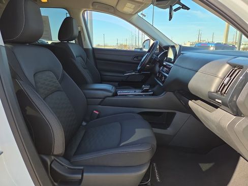 Used 2024 Nissan Pathfinder SV image 3