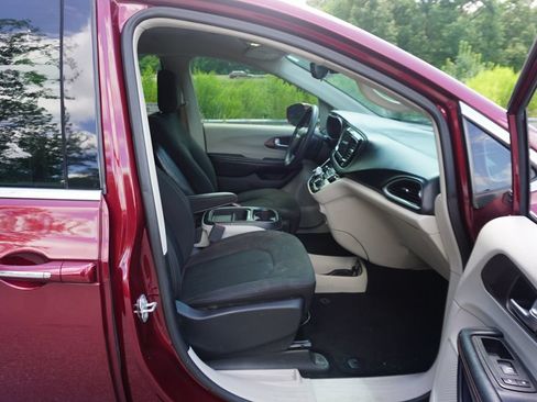 Used 2018 Chrysler Pacifica Touring Plus FWD image 17