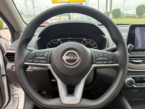 Used 2025 Nissan Altima 2.5 SV FWD image 23