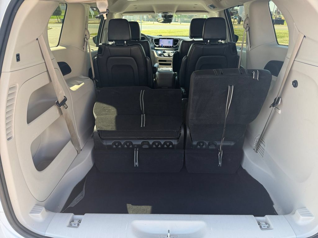 Used 2023 Chrysler Pacifica Touring-L FWD image 25