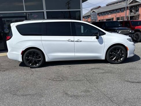 New 2026 Chrysler Pacifica Limited FWD image 39