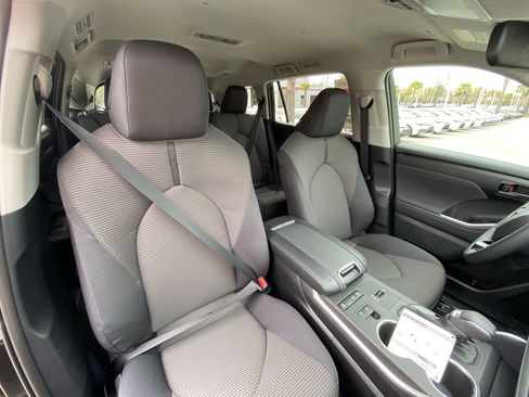 Used 2021 Toyota Highlander LE image 41