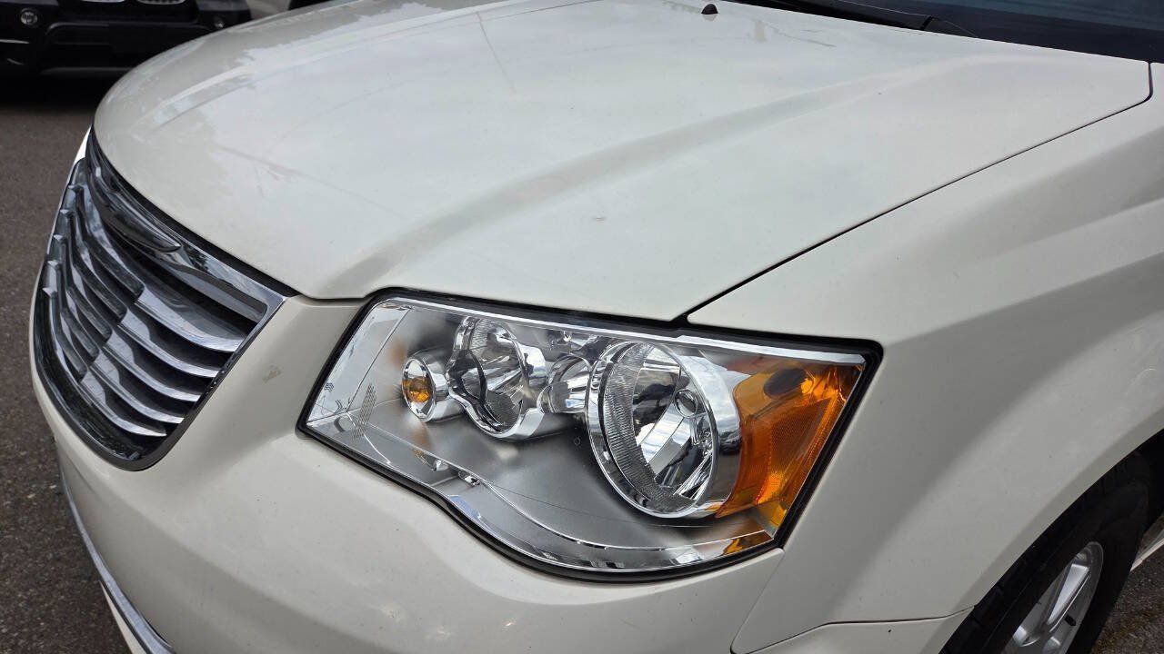 Used 2011 Chrysler Town & Country Touring FWD image 23
