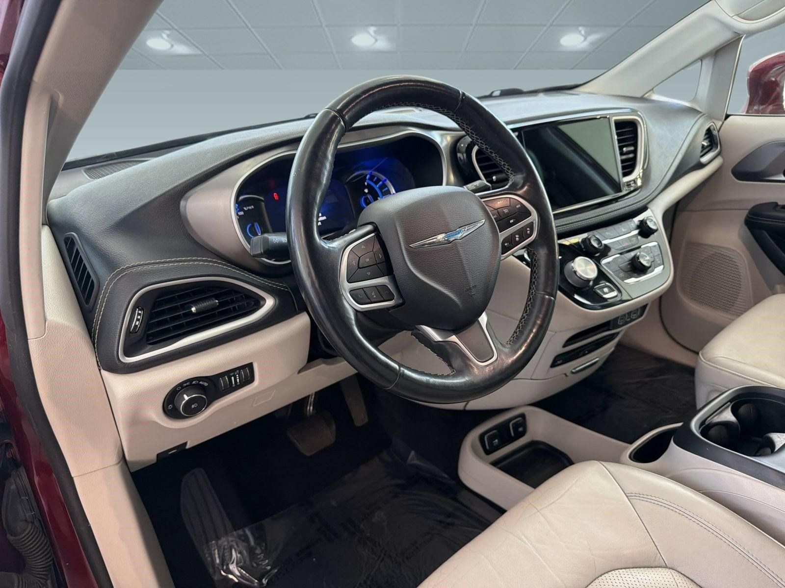 Used 2021 Chrysler Pacifica Touring-L w/ Uconnect Theater Family Group FWD image 4