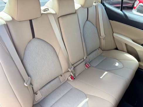 Used 2018 Toyota Camry LE image 14