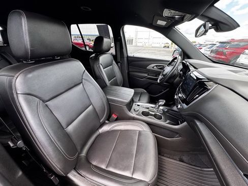 Used 2022 Chevrolet Traverse LT image 14