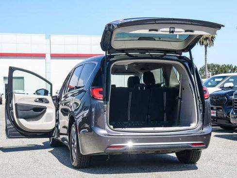 Used 2023 Chrysler Pacifica Touring-L FWD image 27