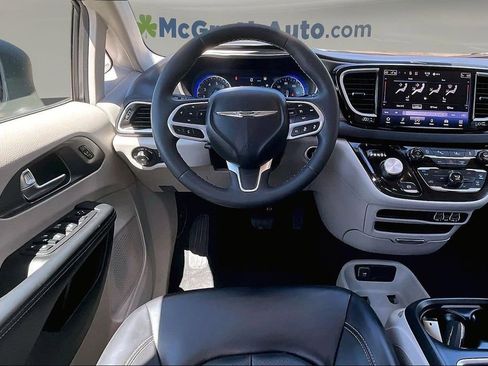 Used 2023 Chrysler Pacifica Touring-L FWD image 8