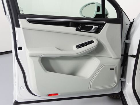 New 2026 Porsche Macan image 13