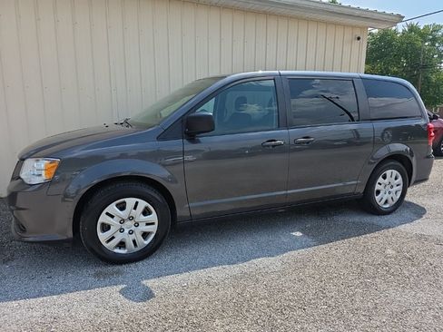 Used 2018 Dodge Grand Caravan SE w/ UConnect Hands-Free Group FWD image 12