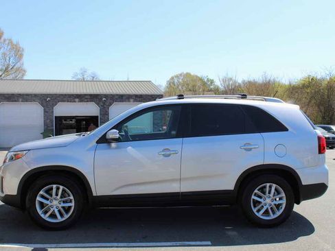 Used 2014 Kia Sorento LX image 9