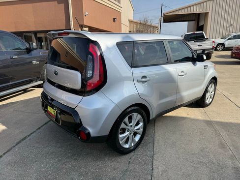 Used 2016 Kia Soul + image 5