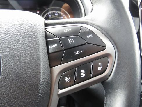 Used 2019 Jeep Cherokee Limited w/ Technology Group image 23