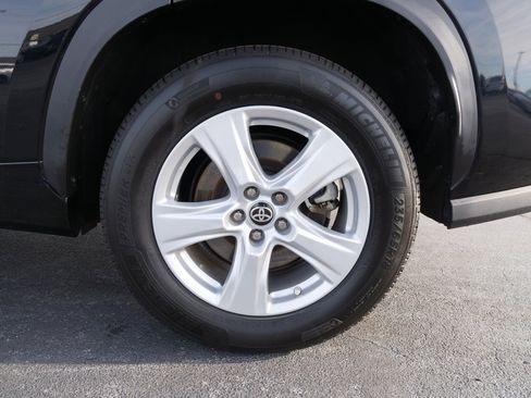 Used 2023 Toyota Highlander FWD image 12