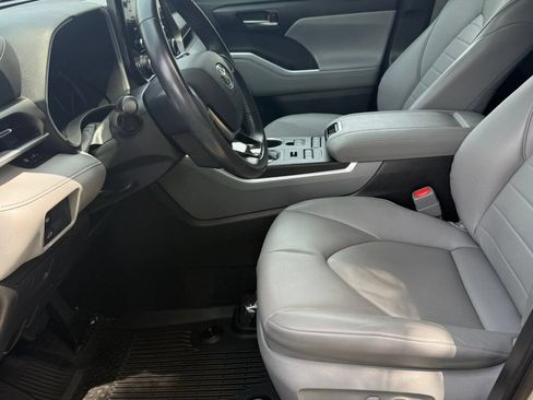 Used 2021 Toyota Highlander XLE AWD/4WD image 22