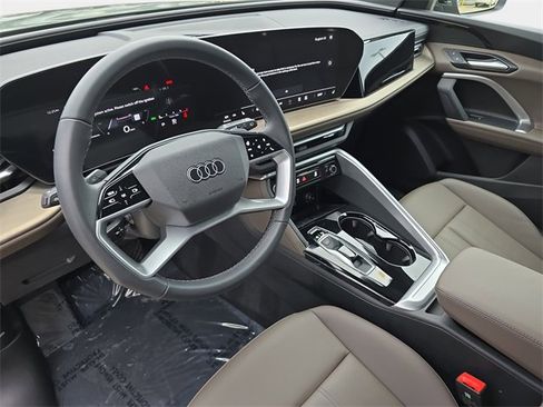 Used 2025 Audi Q5 Premium w/ Convenience Package image 19