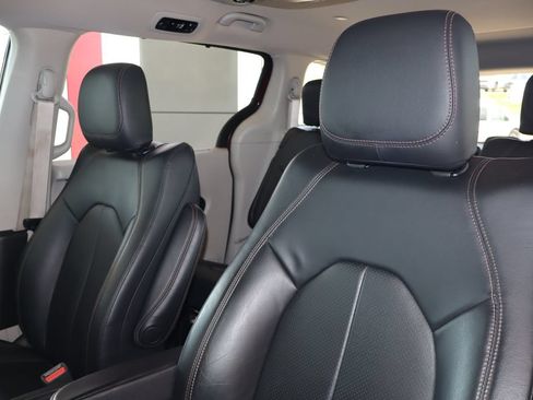 Used 2018 Chrysler Pacifica Touring-L w/ Premium Audio Group FWD image 18