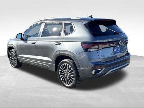 Used 2025 Volkswagen Taos SE image 3