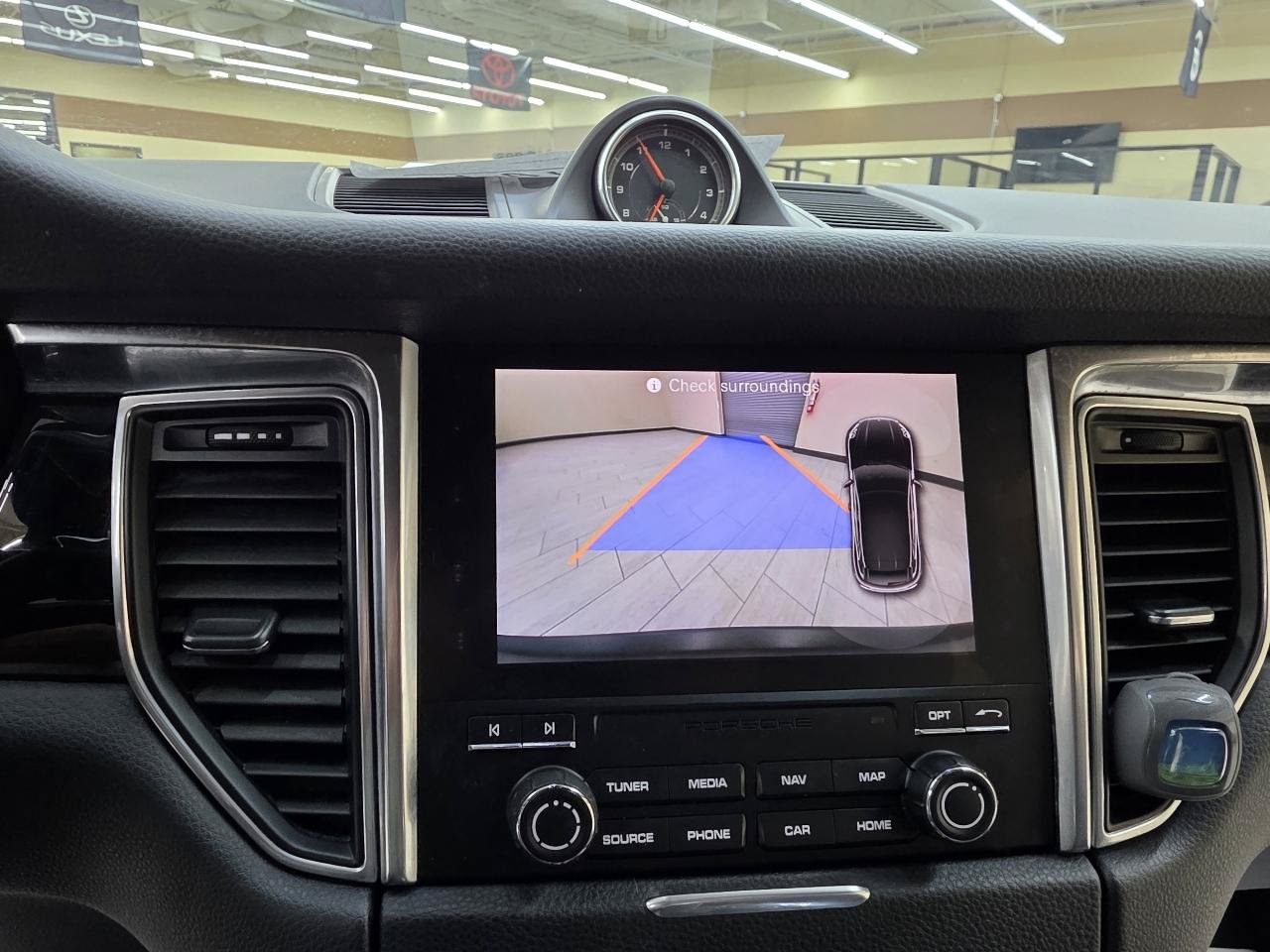 Used 2018 Porsche Macan AWD/4WD image 32