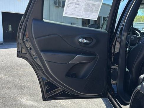 Used 2019 Jeep Cherokee Limited AWD/4WD image 24