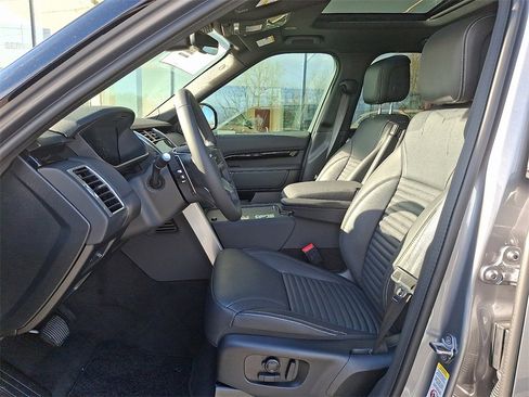 New 2025 Land Rover Discovery S image 9