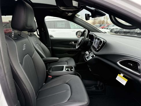 New 2026 Chrysler Pacifica Select w/ S Appearance Package AWD/4WD image 15
