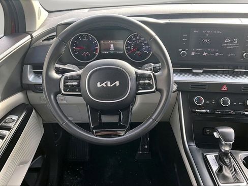 Used 2024 Kia Carnival LX image 9