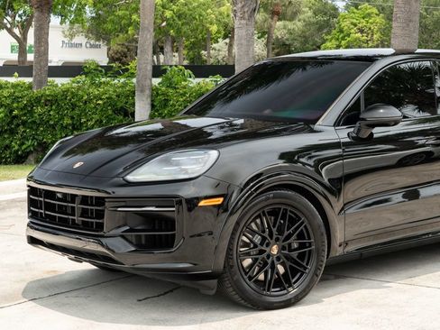 Used 2025 Porsche Cayenne GTS AWD/4WD image 2