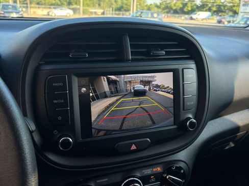 Used 2025 Kia Soul LX w/ LX Technology Package FWD image 18