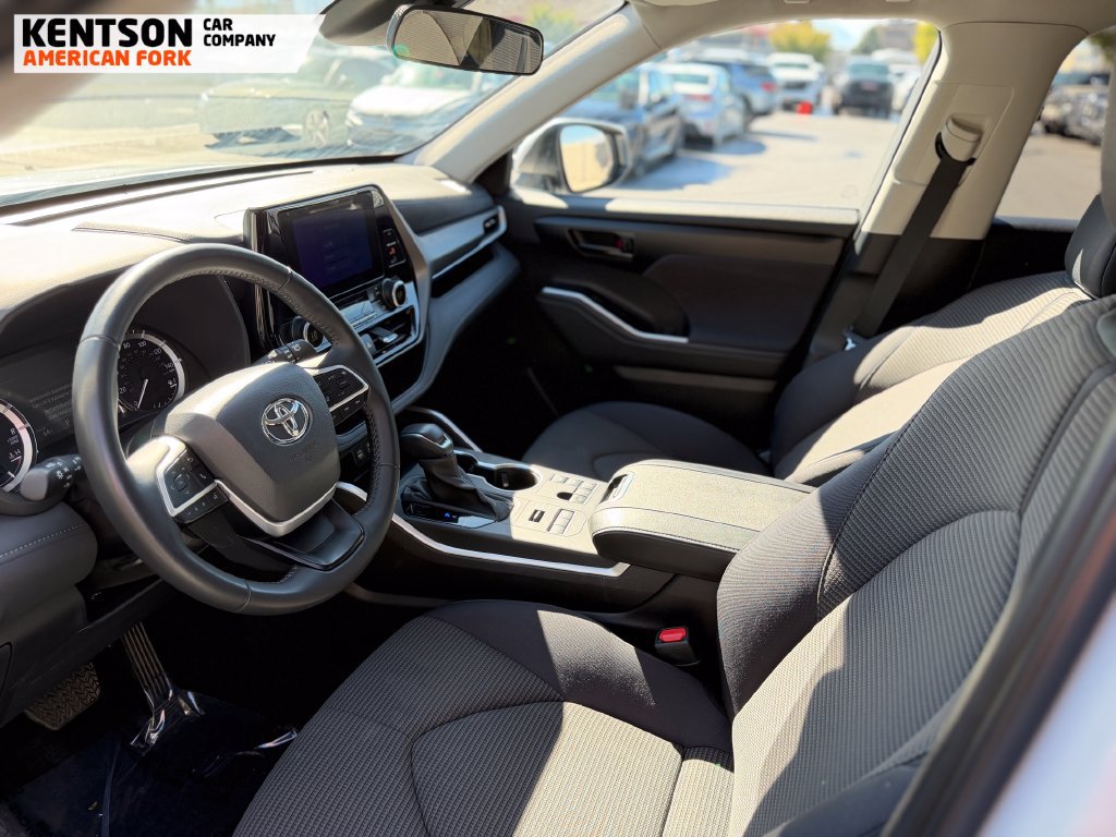 Used 2025 Toyota Highlander LE AWD/4WD image 30