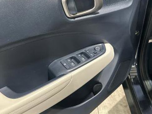 Used 2024 Hyundai Venue Limited FWD image 24
