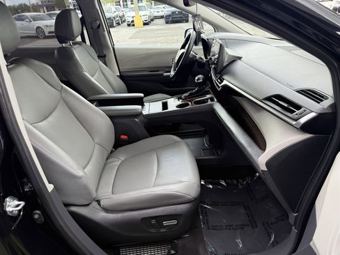Used 2023 Toyota Sienna XLE image 23