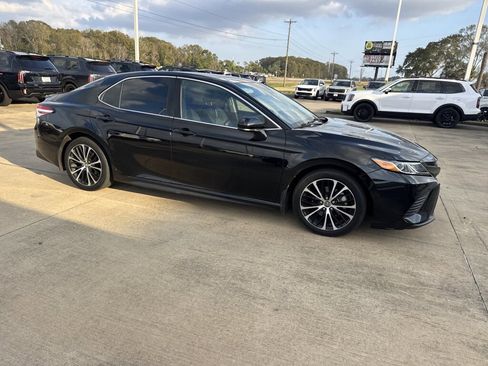 Used 2020 Toyota Camry SE image 11