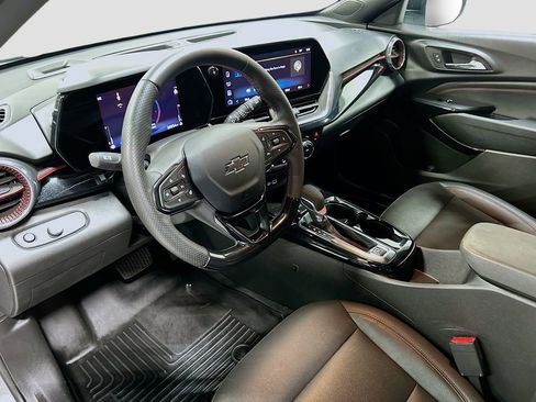 Certified 2025 Chevrolet Trax RS w/ Sunroof Package image 9