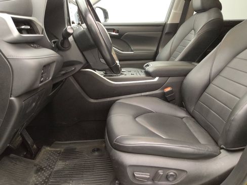 Used 2020 Toyota Highlander XLE image 17