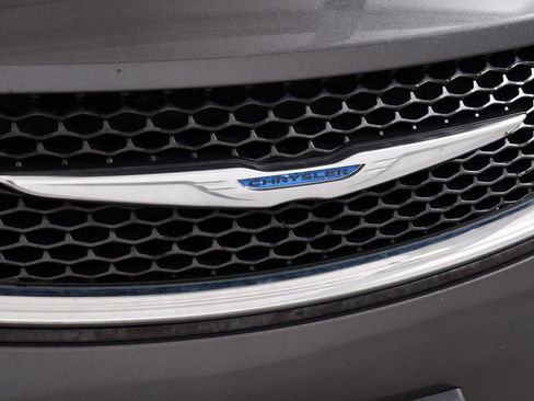Used 2018 Chrysler Pacifica Touring Plus w/ Tire & Wheel Group FWD image 22