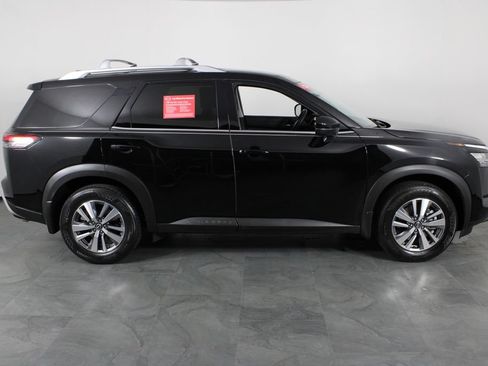 Certified 2023 Nissan Pathfinder SL w/ Black Appearance Package FWD image 12
