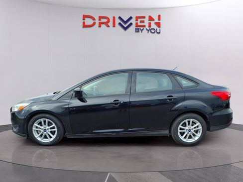 Used 2018 Ford Focus SE FWD image 2