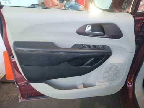 Used 2018 Chrysler Pacifica Touring-L image 10