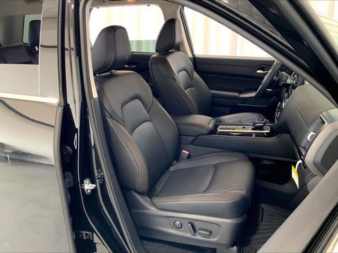 Used 2025 Nissan Pathfinder SL FWD image 16