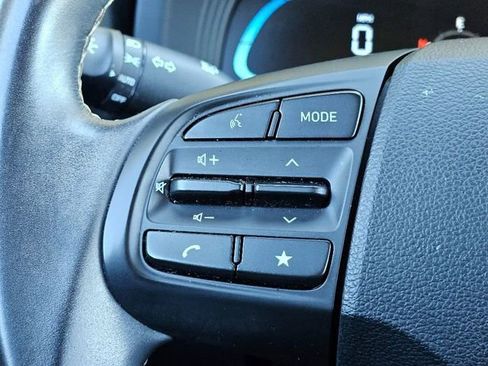 Used 2023 Hyundai Venue Limited image 17