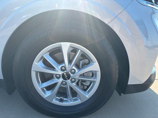 Used 2023 Kia Carnival LX FWD image 4