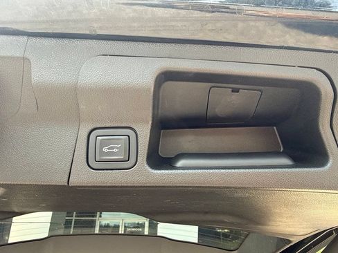 Used 2022 GMC Acadia SLT w/ Technology Package FWD image 9