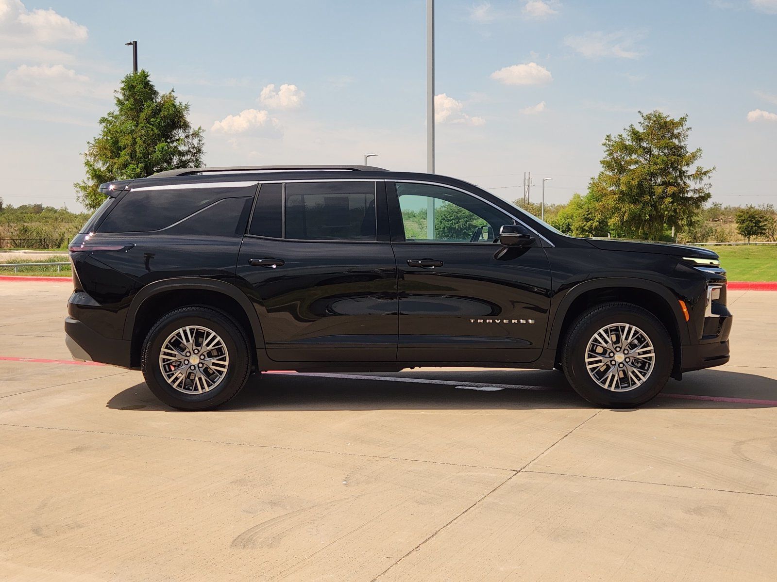 Certified 2026 Chevrolet Traverse LT w/ Driver Confidence Package FWD image 7