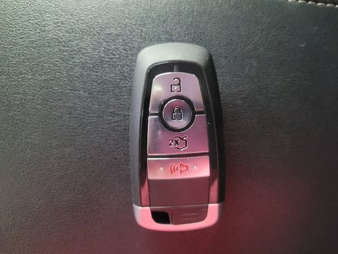 Used 2018 Ford Edge Titanium image 32