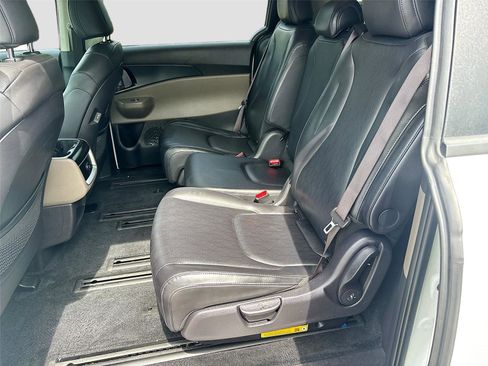Used 2025 Kia Carnival FWD image 27