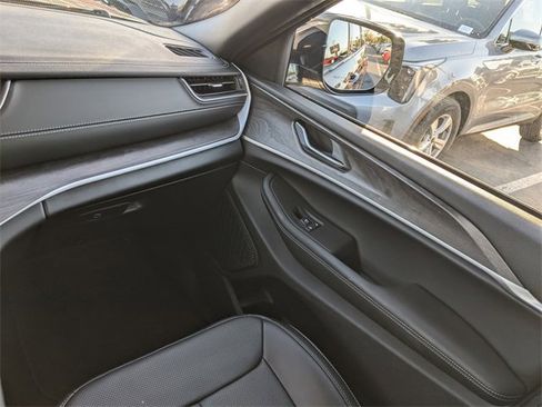 Certified 2025 Jeep Grand Cherokee L Limited w/ Luxury Tech Group II image 15