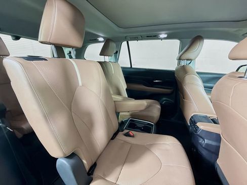 Used 2024 Toyota Grand Highlander image 30
