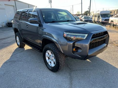 Used 2017 Toyota 4Runner SR5 AWD/4WD image 10