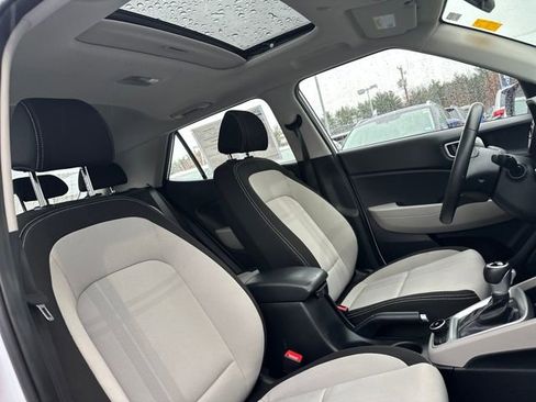 Certified 2025 Hyundai Venue SEL image 21